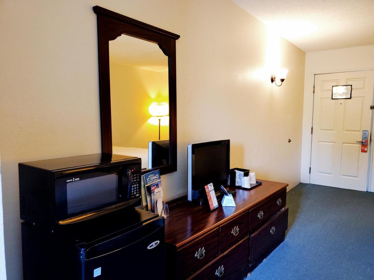 Voyager Inn Saint Ignace Esterno foto