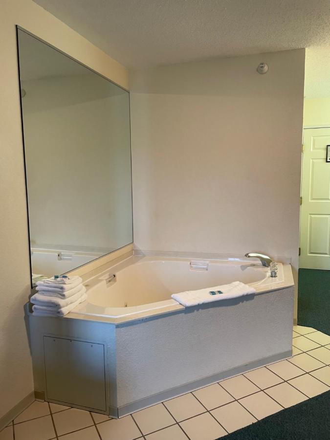 Voyager Inn Saint Ignace Esterno foto