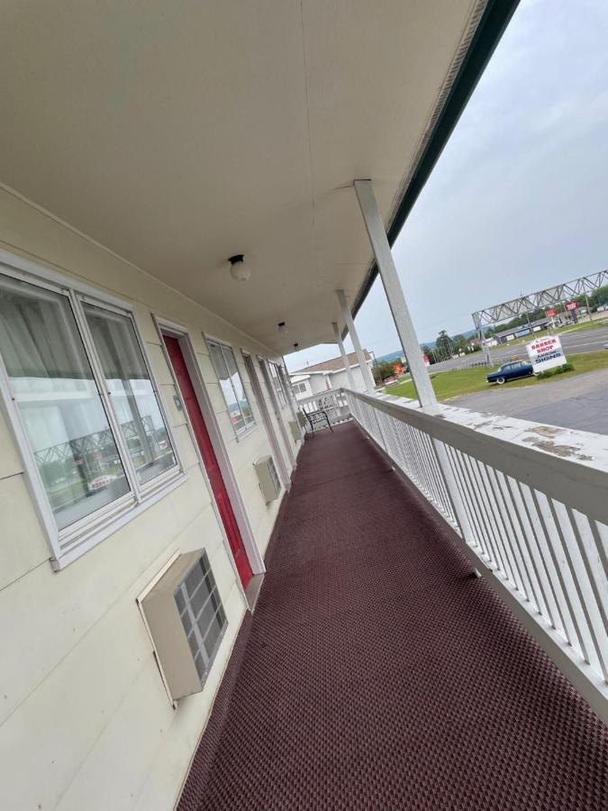 Voyager Inn Saint Ignace Esterno foto