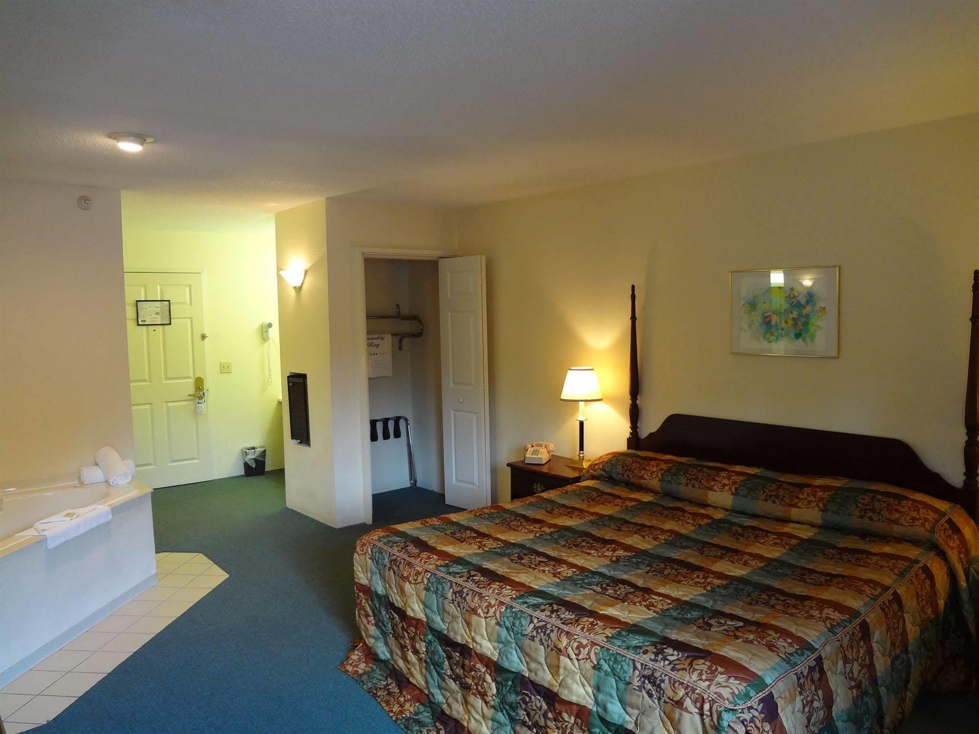 Voyager Inn Saint Ignace Esterno foto
